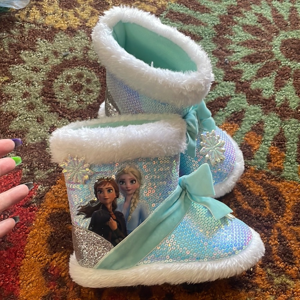 Toddler size 7/8 frozen slippers new with out tags